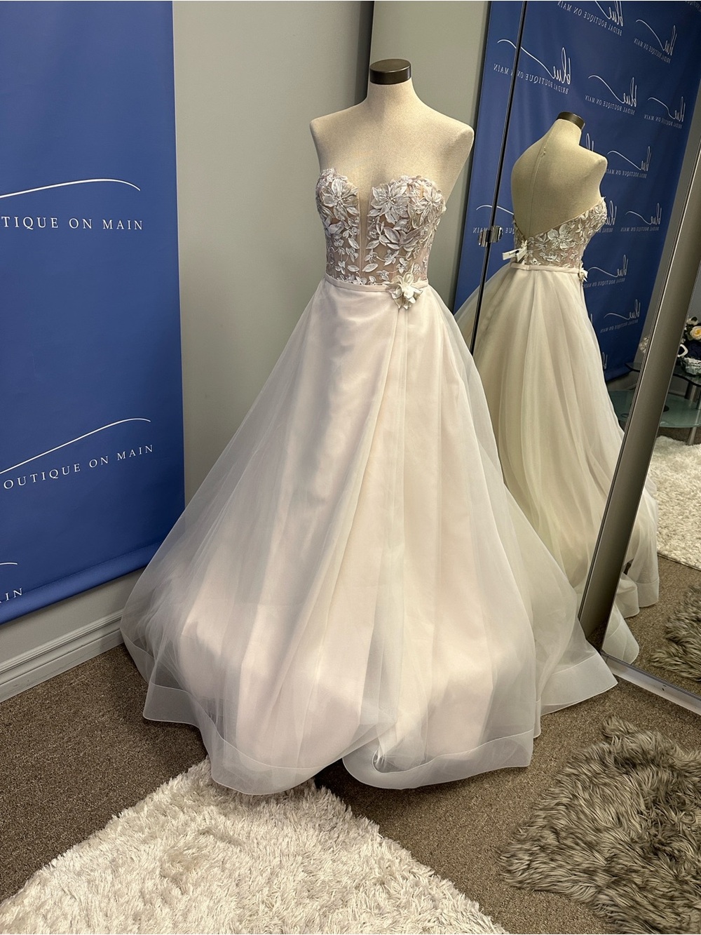 Strapless Floral Appliqué Ball Gown Dress in Ivory